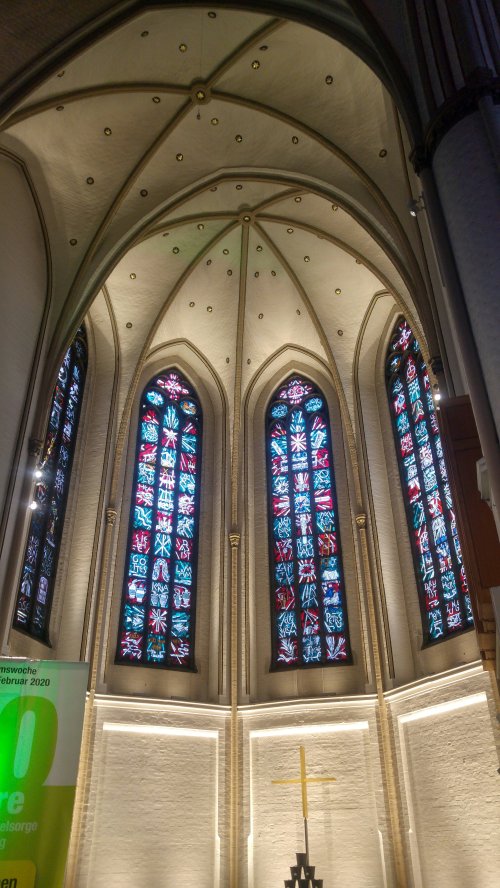Kirchenfenster im Altarraum von St. Petri in Hamburg.